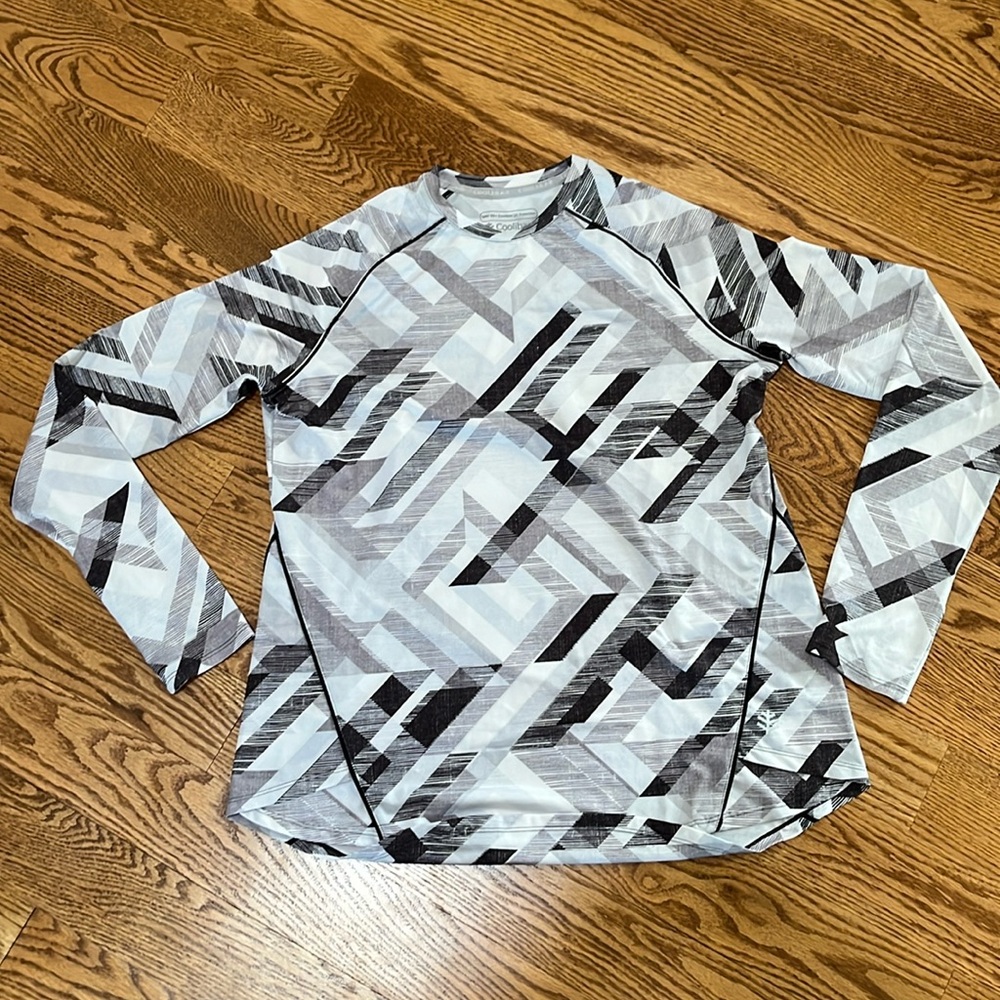 Collibar UPF 50+ Women’s side split long sleeve shirt. Relaxed fit. Size small